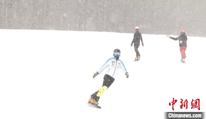 十四冬喀喇沁赛区雪中适应训练：运动员在雪地