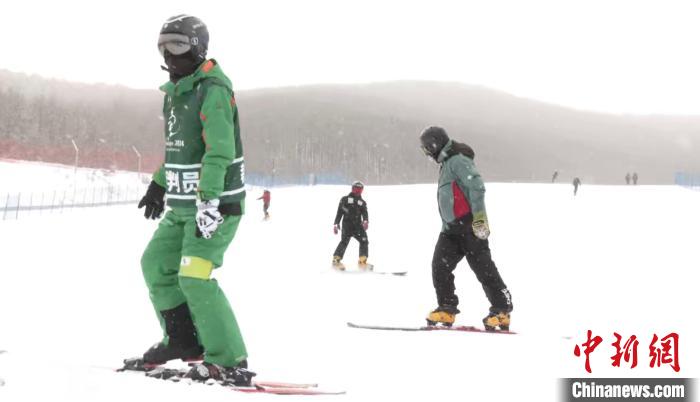 十四冬喀喇沁赛区雪中适应训练：运动员在雪地