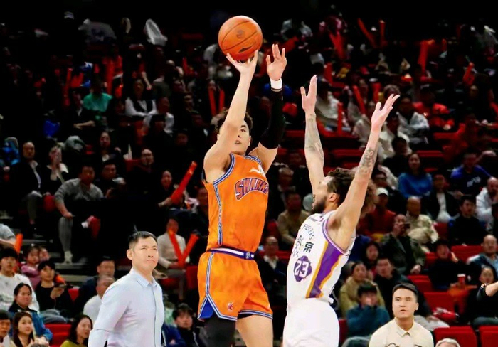 李添荣爆发助上海男篮豪取十二连胜 国家队征召