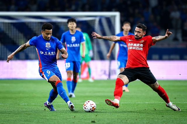 申花半场三球力克升班马辽宁铁人