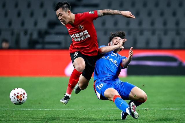 申花半场三球力克升班马辽宁铁人