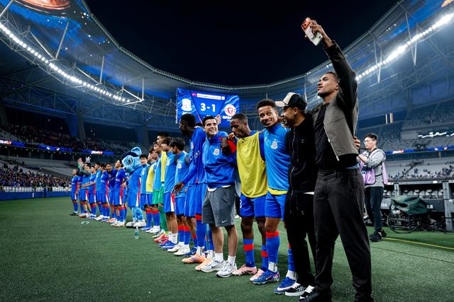 申花半场三球力克升班马辽宁铁人