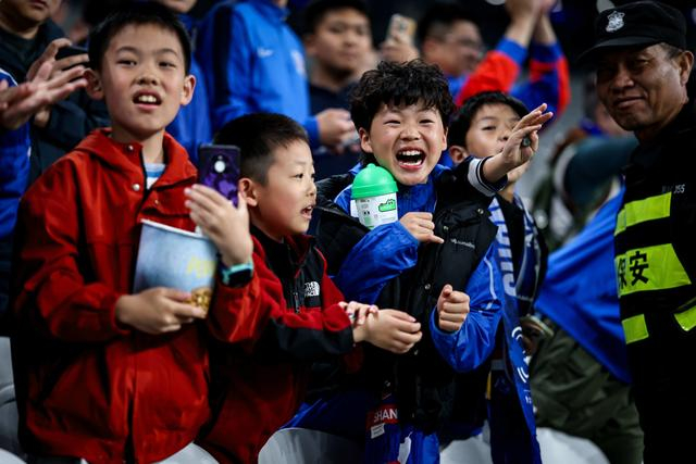 申花半场三球力克升班马辽宁铁人